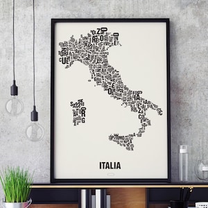 Può includere: Una mappa tipografica in bianco e nero dell'Italia con i nomi delle città e delle regioni nella forma del paese. La parola "ITALIA" è stampata in nero nella parte inferiore della mappa.