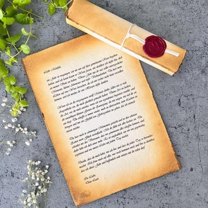 Könnte beinhalten: Gealtertes Pergamentpapier mit handschriftlichem Text und einer gerollten Schriftrolle, die mit Bindfaden gebunden und mit einem roten Wachssiegel versiegelt ist. Das Papier hat eine Vintage-Ästhetik.