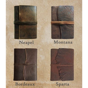 Könnte beinhalten: Vier Lederjournale in verschiedenen Brauntönen, jeweils mit Riemenverschluss. Die Journale sind mit "Neapel", "Montana", "Bordeaux" und "Sparta" beschriftet. Das Leder hat ein abgenutztes, Vintage-Aussehen.