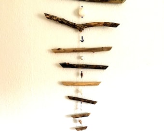 Windspiel aus Treibholz, mit Glücksstein Hühnergott und Muscheln, für innen oder außen