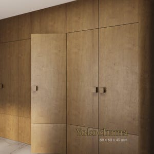Puede incluir: Armarios de madera de color marrón claro con un diseño minimalista. Los armarios tienen tiradores cuadrados y una superficie lisa. El texto "Yokochama" es visible, junto con las dimensiones de 80 x 80 x 45 mm.