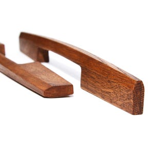 Set Poignée d'armoire en bois de chêne brun. Poignées en bois U-0916 . Poignée de tiroir contemporaine. Poignée d'armoire rustique