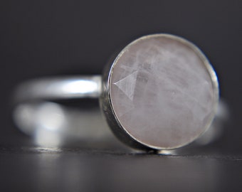 Rose quartz - 925 sterling silver ring - faceted - round shaped - mothers day present