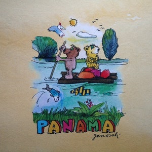 Könnte beinhalten: Eine handgezeichnete Illustration von zwei Tieren auf einem Floß in einem Fluss. Die Tiere sind ein Bär und ein Löwe. Der Bär hält ein Paddel und der Löwe sitzt auf dem Floß. Der Fluss ist von Bäumen umgeben und ein Vogel fliegt am Himmel. Der Text "PANAMA" ist in bunten Buchstaben unter dem Floß geschrieben. Die Unterschrift des Künstlers "Janoszch" ist in Kursivschrift unter dem Text geschrieben.