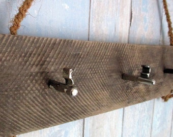 Schlüsselbrett aus Obstkistenholz mit Haken aus alten Schlüsseln