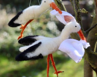 Handgefilzter Storch, Klapperstorch mit Baby