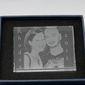 Glass crystal engraved with your photo and your desired text (incl.) 80 x 60 x 22 mm, landscape format (incl. photo cut-out)