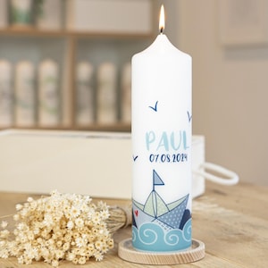 Könnte beinhalten: Weiße Taufkerze mit einem blauen und weißen Segelboot-Design und dem Namen "PAUL" und dem Datum "07.08.2024" darauf gedruckt.
