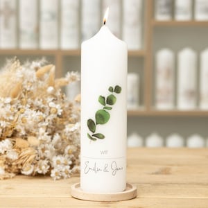 Hochzeitskerze Eukalyptus Zweig modern und schlicht genau nach euren individuellen Wünschen gestaltet. Kerze Weiß 25*7cm