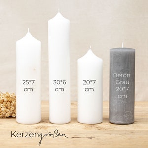 May include: Four candles in different sizes, two white and two gray. The white candles are 25 x 7 cm, 30 x 6 cm, and 20 x 7 cm. The gray candle is 20 x 7 cm and is labeled "Beton Grau".