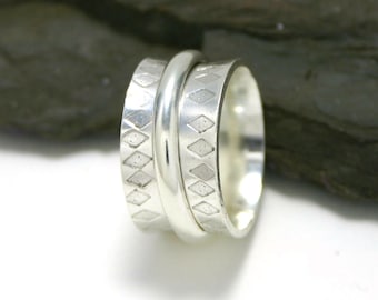 Drehring, breiter Silberring, mit geprägtem Muster und flacher Ringschiene, 925er Sterling Silber