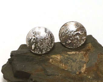 runde Ohrstecker, geschwärztes Silber mit Oberflächenstruktur
