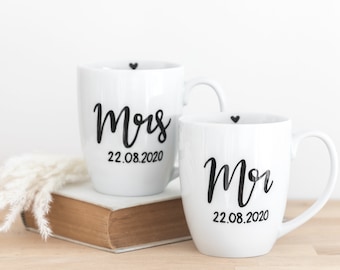 2 Tassen • Mr & Mrs • Brautpaar Hochzeit Datum personalisiert Hochzeitsgeschenk Becher Handlettering handbemalt