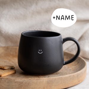 Smiley Keramiktasse, personalisierbar mit Namen, von Hand beschriftet, matt schwarz, Emoji Tasse, hochwertige Keramikware aus Portugal,360ml