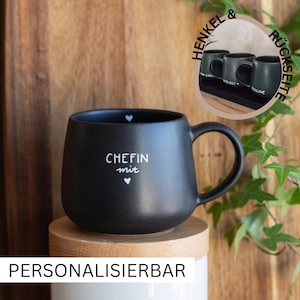 Tasse Chefin/Chef mit Herz • personalisierbar mit Namen und Datum • handbemalte schwarze Keramiktasse • Geschenkidee Büro Kollege • 360ml
