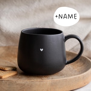Herz Keramiktasse, personalisierbar mit Namen, von Hand beschriftet, matt schwarz, Emoji Tasse, hochwertige Keramikware aus Portugal, 360ml