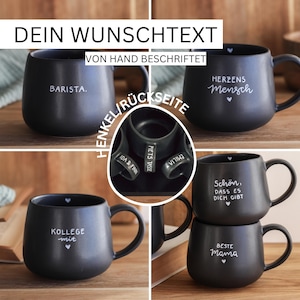 Könnte beinhalten: Eine Sammlung mattschwarzer Keramiktassen mit weißer, handgeschriebener Beschriftung und kleinen Herzsymbolen. Die Tassen zeigen verschiedene Sprüche wie Barista, Herzens Mensch, Kollege mit, Schön dass es dich gibt und Beste Mama. Einige Henkel sind mit Namen personalisiert.