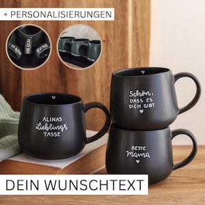 Könnte beinhalten: Drei mattschwarze Keramiktassen mit weißer handgeschriebener Aufschrift. Eine Tasse zeigt Alinas Lieblings Tasse, eine weitere Schön, dass es dich gibt und die dritte Beste Mama. Jede Tasse ist mit einem kleinen weißen Herzsymbol versehen.
