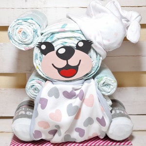 Orsetto di pannolini, torta di pannolini, regalo fatto di pannolini, regalo speciale per nascita o battesimo, vestitino per neonati, regalo per future mamme