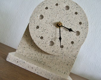 Design-Tischuhr, verschiedene Dekore in weiss, beige ..., Regal-Uhr / Standuhr, moderne Kaminuhr, lautlos, minimalistisch, massiv wie Stein.