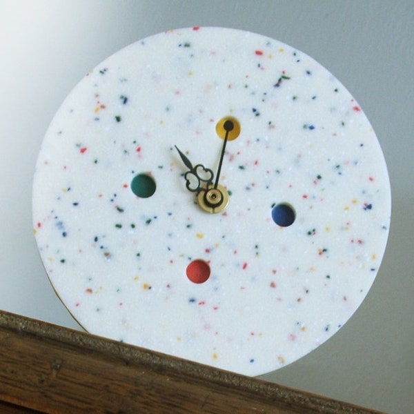 petite et jolie horloge de table à pois colorés, décor de confettis