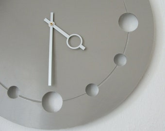 grosse unike Wanduhr mit Loch-Dekor, Weiß oder Stein-Grau, modern minimalistisch, 35-40cm Ø