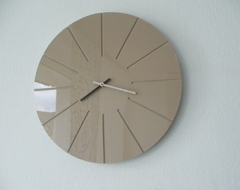 Moderne Wanduhr mit StrahlenDekor: Beige, Grau oder Weiß, pur minimalistische schlichte Eleganz mit Hochglanzoberfläche für Büro oder Praxis