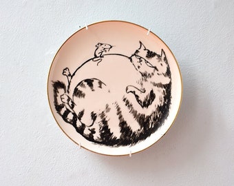 Assiette murale gros chat avec souris - bord vintage doré peint à la main - décoration cuisine art porcelaine, décoration céramique