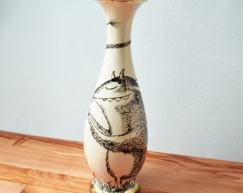 Handbemalte vintage Porzellan Blumenvase mit Goldrand und einem Monster das an einer Blume riecht