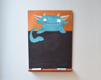 Kreidetrafel Wandtafel Kindertafel handgemacht und bemalt mit einem blauen Monster