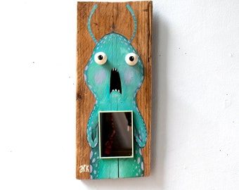 Treibholzbrett mit Spiegel handbemalt mit einem Alien und Augen als Wandhaken