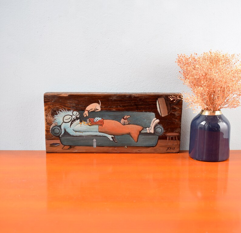 Monster auf der Couch Treibholz handbemalt Schlafendes Monster auf einem Sofa Rustikale Deko Wohnzimmer Bild 3