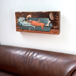 Monster auf der Couch Treibholz handbemalt Schlafendes Monster auf einem Sofa Rustikale Deko Wohnzimmer Bild 4