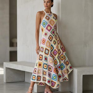 Vestido quadrado de crochê estilo vovó, roupa boho colorida feita à mão para festivais.