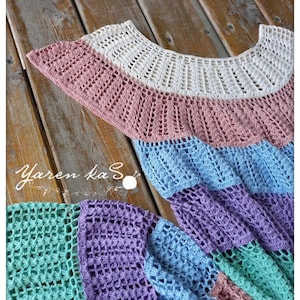 Pode incluir: Top de croch&ecirc; multicolorido feito &agrave; m&atilde;o, com decote franzido. O top apresenta um design de blocos de cores com sec&ccedil;&otilde;es brancas, rosa, azul, roxo e verde. O texto "Yaren ka S" &eacute; vis&iacute;vel.