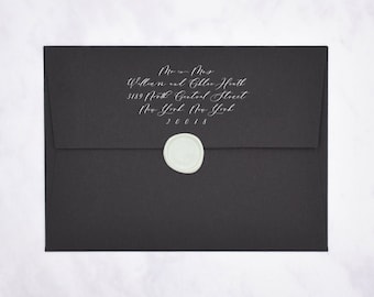 Può includere: Una busta nera con un sigillo di cera bianco. L'indirizzo è scritto in corsivo bianco: Mr. and Mrs. William and Chloe Heath, 3189 North Central Street, New York, New York, 20018.