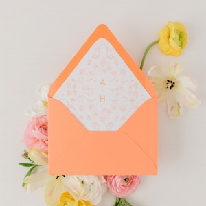 Gevoerde enveloppen met volle bloei | Geïllustreerd bloemenpatroon met monogram