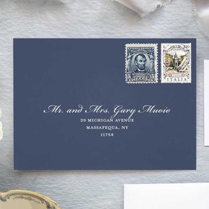 Könnte beinhalten: Ein blauer Umschlag mit einem weißen Adressaufkleber. Die Adresse lautet "Mr. and Mrs. Gary Muvio, 29 Michigan Avenue, Massapequa, NY 11758". Zwei Briefmarken sind an der oberen rechten Ecke des Umschlags befestigt.