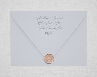 Könnte beinhalten: Ein hellblauer Umschlag mit einem Wachssiegel. Der Umschlag trägt eine Adresse: Sterling Stripes, 524 Ash St, Lake Oswego, OR 97034.