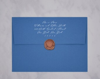Könnte beinhalten: Ein blauer Umschlag mit einem Wachssiegel. Die Adresse ist in weißer Kursivschrift geschrieben: Mr. & Mrs. William und Gelve Heath, 3189 North Central Street, New York New York, 20018.