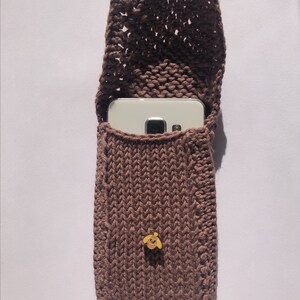Selbstgestrickte Handytasche aus Bio und Fairtrade Baumwolle mit Mini-Bienen-Holzknöpfchen etwa 14 7,5 cm/5,5 3 in groß Bild 3
