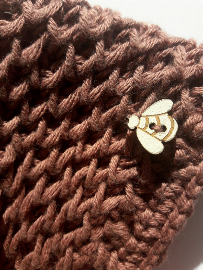 Selbstgestrickte Handytasche aus Bio und Fairtrade Baumwolle mit Mini-Bienen-Holzknöpfchen etwa 14 7,5 cm/5,5 3 in groß Bild 8