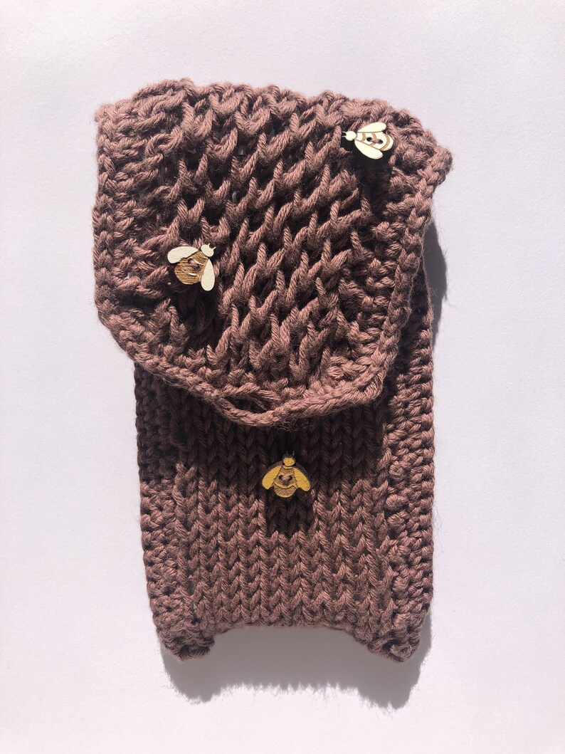 Selbstgestrickte Handytasche aus Bio und Fairtrade Baumwolle mit Mini-Bienen-Holzknöpfchen etwa 14 7,5 cm/5,5 3 in groß Bild 2