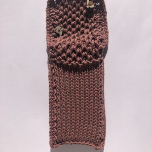 Selbstgestrickte Handytasche aus Bio und Fairtrade Baumwolle mit Mini-Bienen-Holzknöpfchen etwa 14 7,5 cm/5,5 3 in groß Bild 5