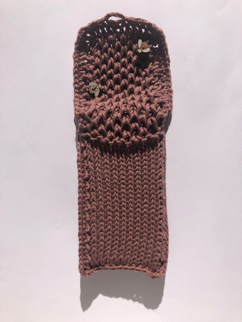 Selbstgestrickte Handytasche aus Bio und Fairtrade Baumwolle mit Mini-Bienen-Holzknöpfchen etwa 14 7,5 cm/5,5 3 in groß Bild 5