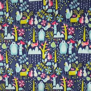 Könnte beinhalten: Ein dunkelblauer Stoff mit einem sich wiederholenden Muster aus bunten Waldtieren, Blumen und Bäumen. Zu den Tieren gehören Hirsche, Bären, Eichhörnchen und Vögel. Die Blumen sind rosa, gelb und blau. Die Bäume sind grün und braun.