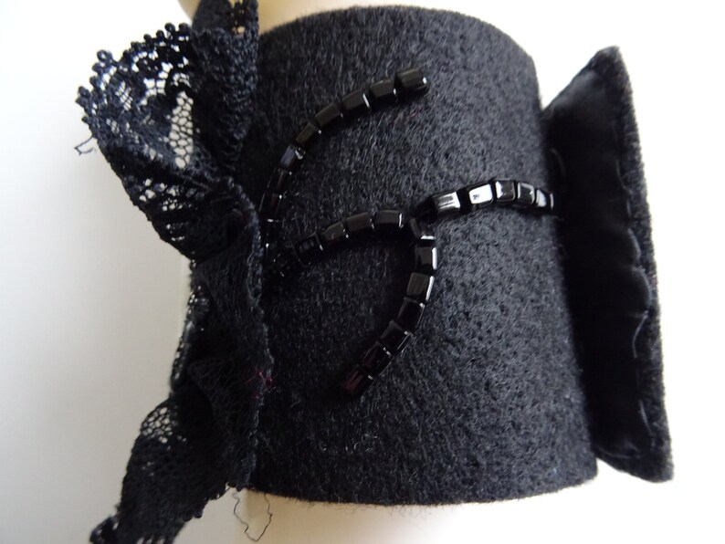 Filzarmband, Gothikarmband, bestickt, Bildapplikation, schwarze Spitze, schwarz, Manschettenarmband, Bracelet, Bild 6
