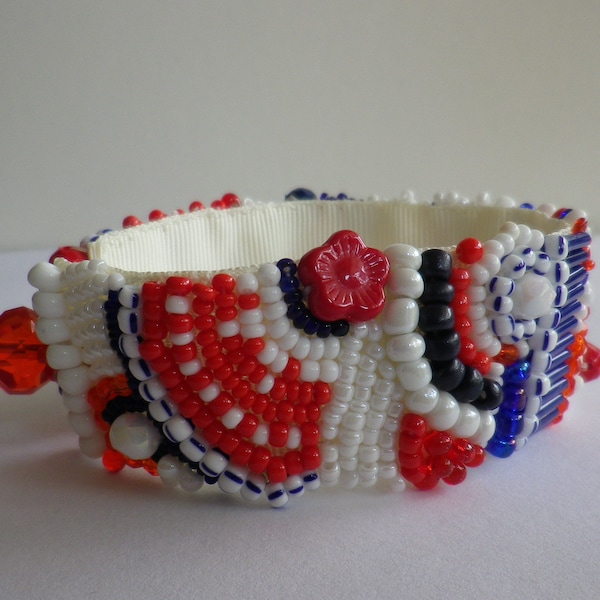 Perlenarmband, gestickt, Perlenarbeit, Handarbeit, Beadwork, Manschettenarmband,