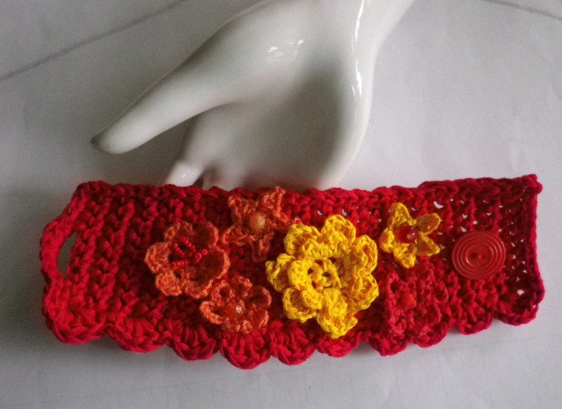 Sommerblüten, Armband, Manschette, gehäkelt, rot, gelb, Bild 2