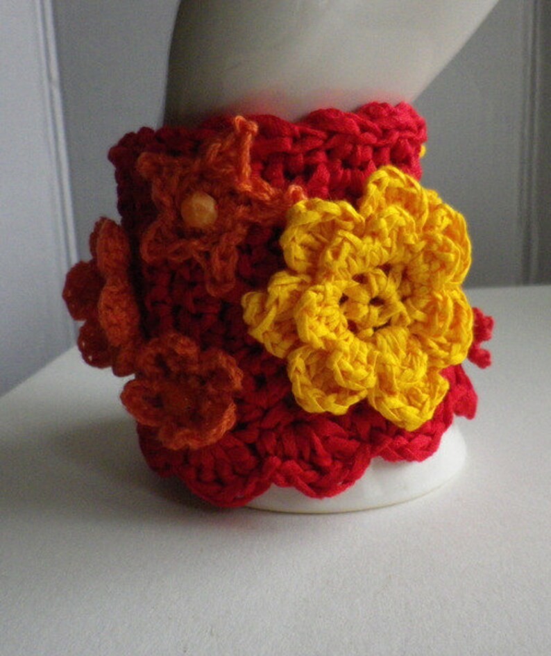 Sommerblüten, Armband, Manschette, gehäkelt, rot, gelb, Bild 3